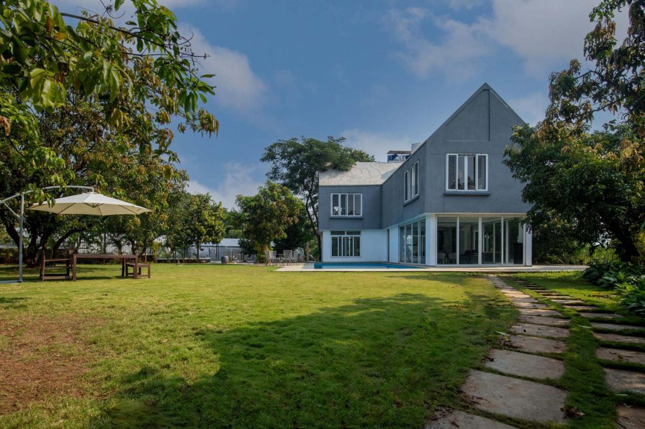 Twilight Grove By Stayvista - Pool- View Villa With Manicured Lawn, Contemporary Interiors & Home Theatre カルジャット エクステリア 写真