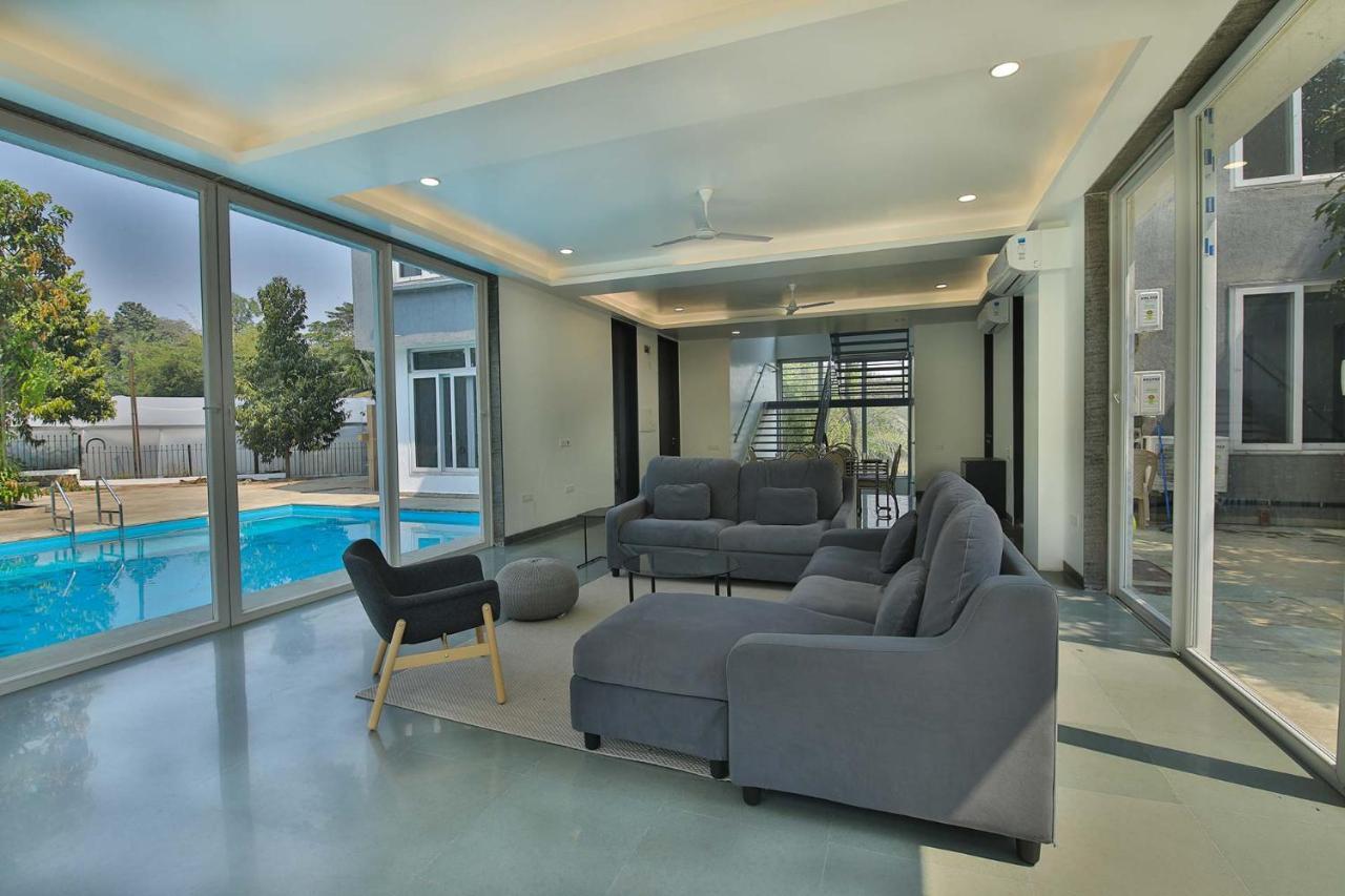 Twilight Grove By Stayvista - Pool- View Villa With Manicured Lawn, Contemporary Interiors & Home Theatre カルジャット エクステリア 写真