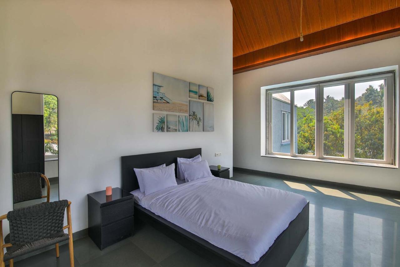 Twilight Grove By Stayvista - Pool- View Villa With Manicured Lawn, Contemporary Interiors & Home Theatre カルジャット エクステリア 写真