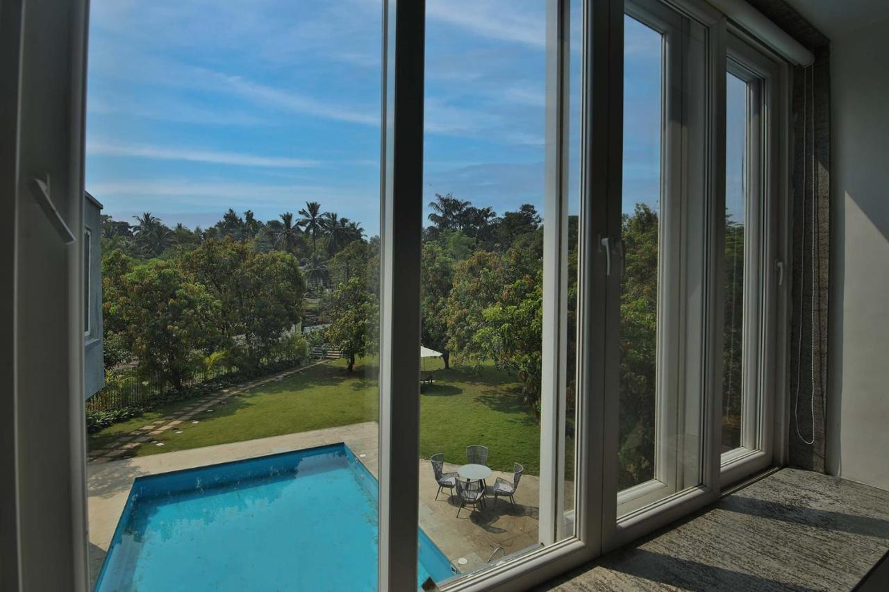 Twilight Grove By Stayvista - Pool- View Villa With Manicured Lawn, Contemporary Interiors & Home Theatre カルジャット エクステリア 写真