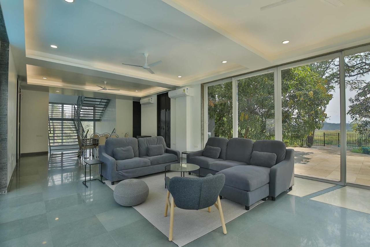 Twilight Grove By Stayvista - Pool- View Villa With Manicured Lawn, Contemporary Interiors & Home Theatre カルジャット エクステリア 写真