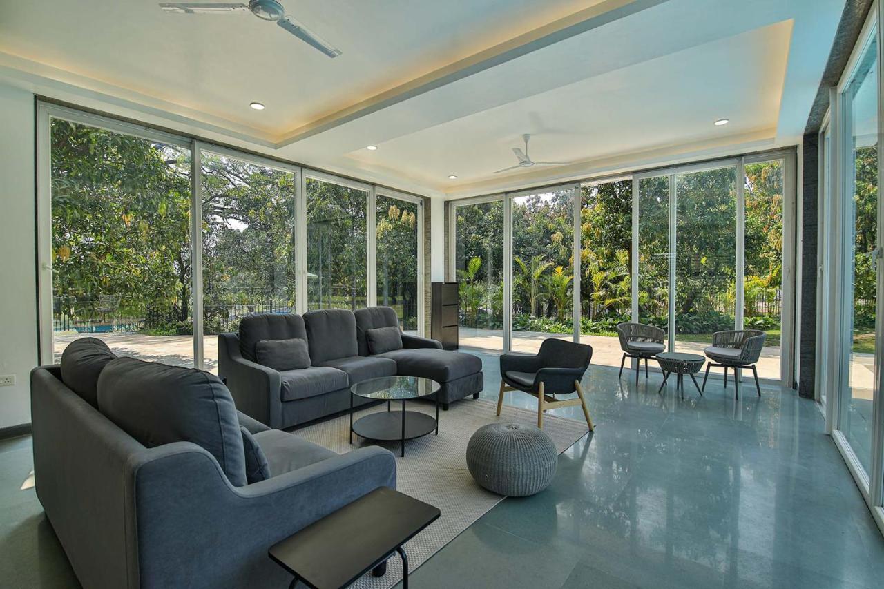 Twilight Grove By Stayvista - Pool- View Villa With Manicured Lawn, Contemporary Interiors & Home Theatre カルジャット エクステリア 写真