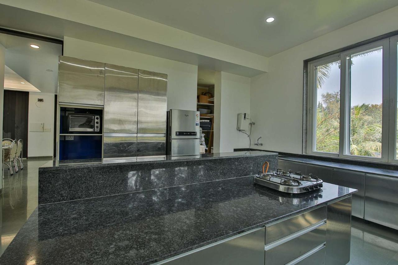 Twilight Grove By Stayvista - Pool- View Villa With Manicured Lawn, Contemporary Interiors & Home Theatre カルジャット エクステリア 写真