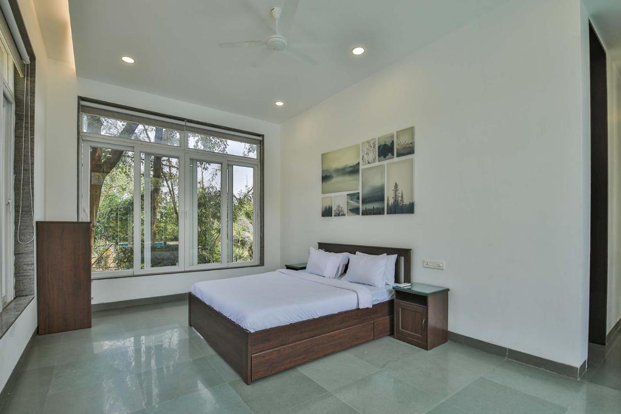 Twilight Grove By Stayvista - Pool- View Villa With Manicured Lawn, Contemporary Interiors & Home Theatre カルジャット エクステリア 写真