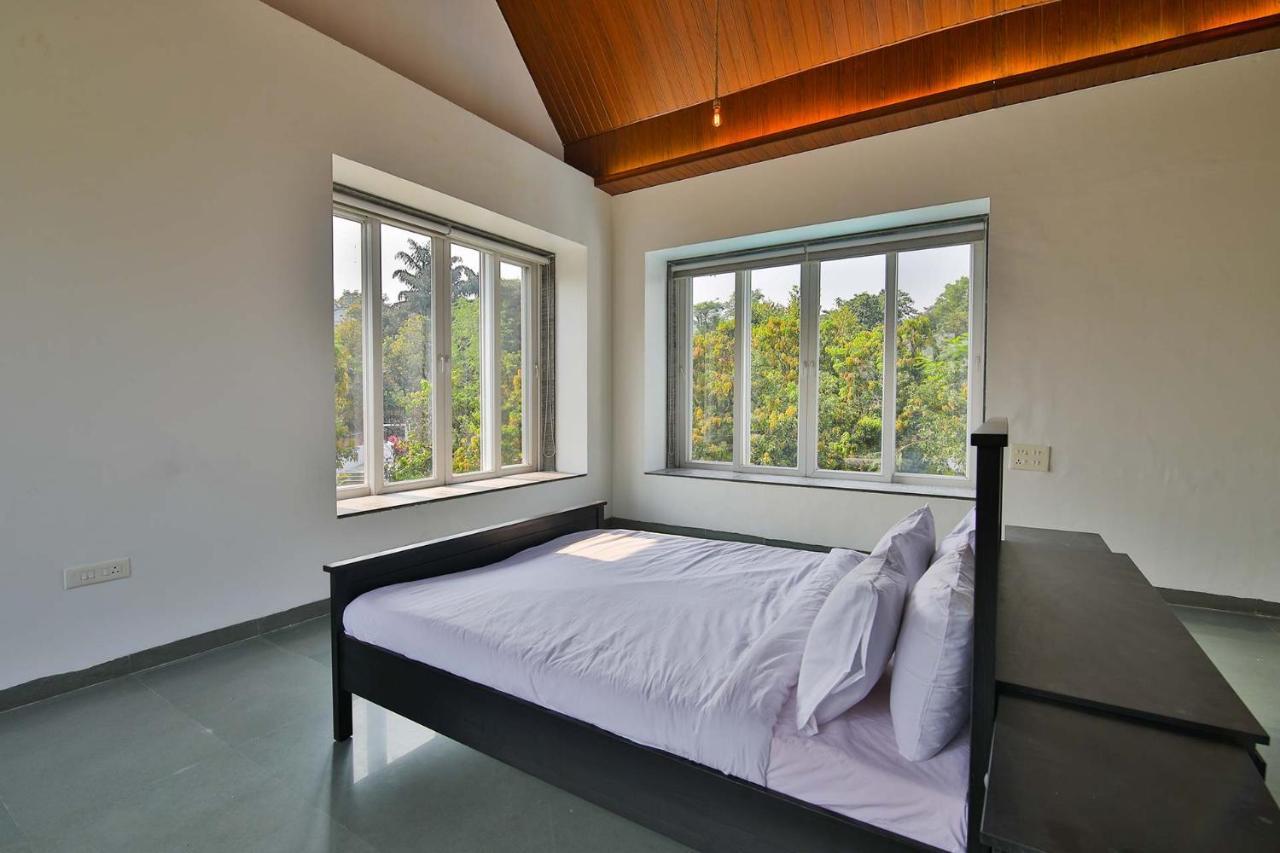 Twilight Grove By Stayvista - Pool- View Villa With Manicured Lawn, Contemporary Interiors & Home Theatre カルジャット エクステリア 写真