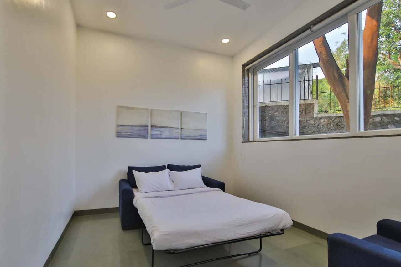Twilight Grove By Stayvista - Pool- View Villa With Manicured Lawn, Contemporary Interiors & Home Theatre カルジャット エクステリア 写真