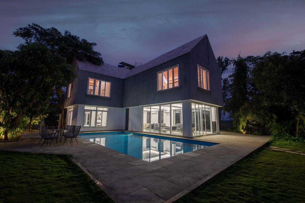 Twilight Grove By Stayvista - Pool- View Villa With Manicured Lawn, Contemporary Interiors & Home Theatre カルジャット エクステリア 写真