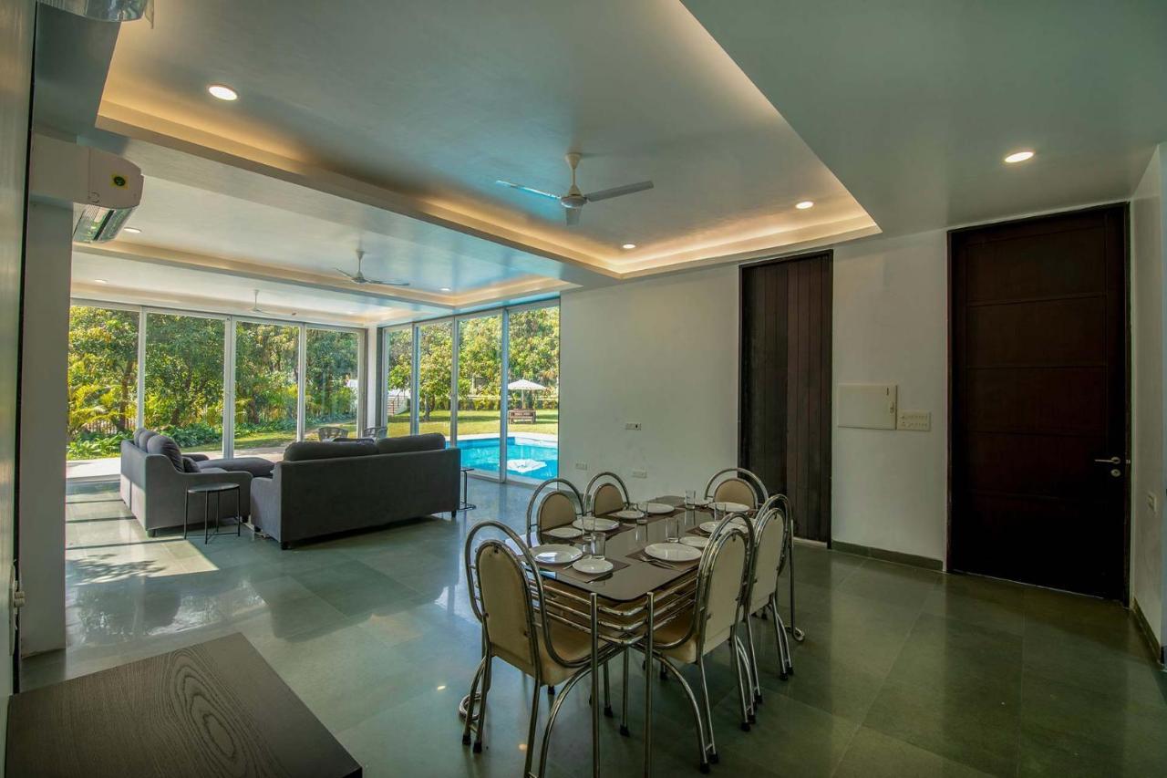 Twilight Grove By Stayvista - Pool- View Villa With Manicured Lawn, Contemporary Interiors & Home Theatre カルジャット エクステリア 写真